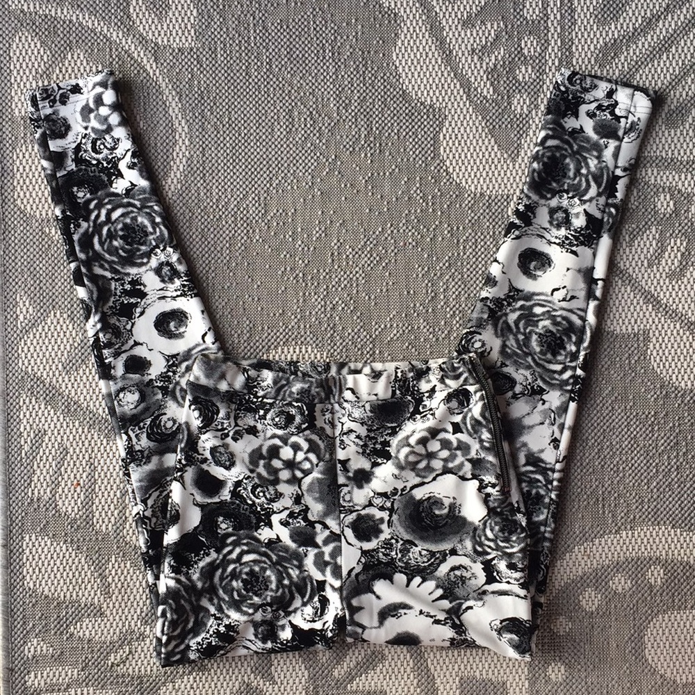 TopShop Black & White Floral Print Leggings (Size 4)
